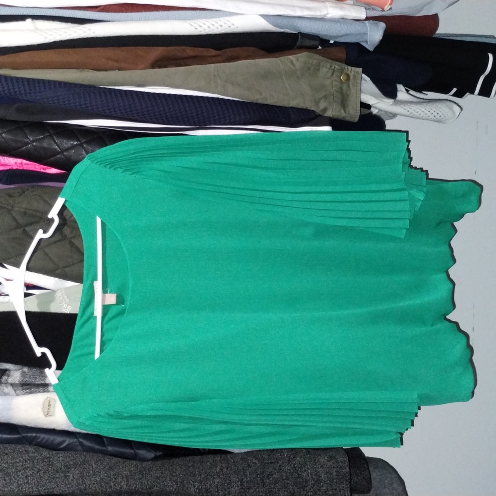 New without Cute Roz & ALI blouse with bell sleeves size L